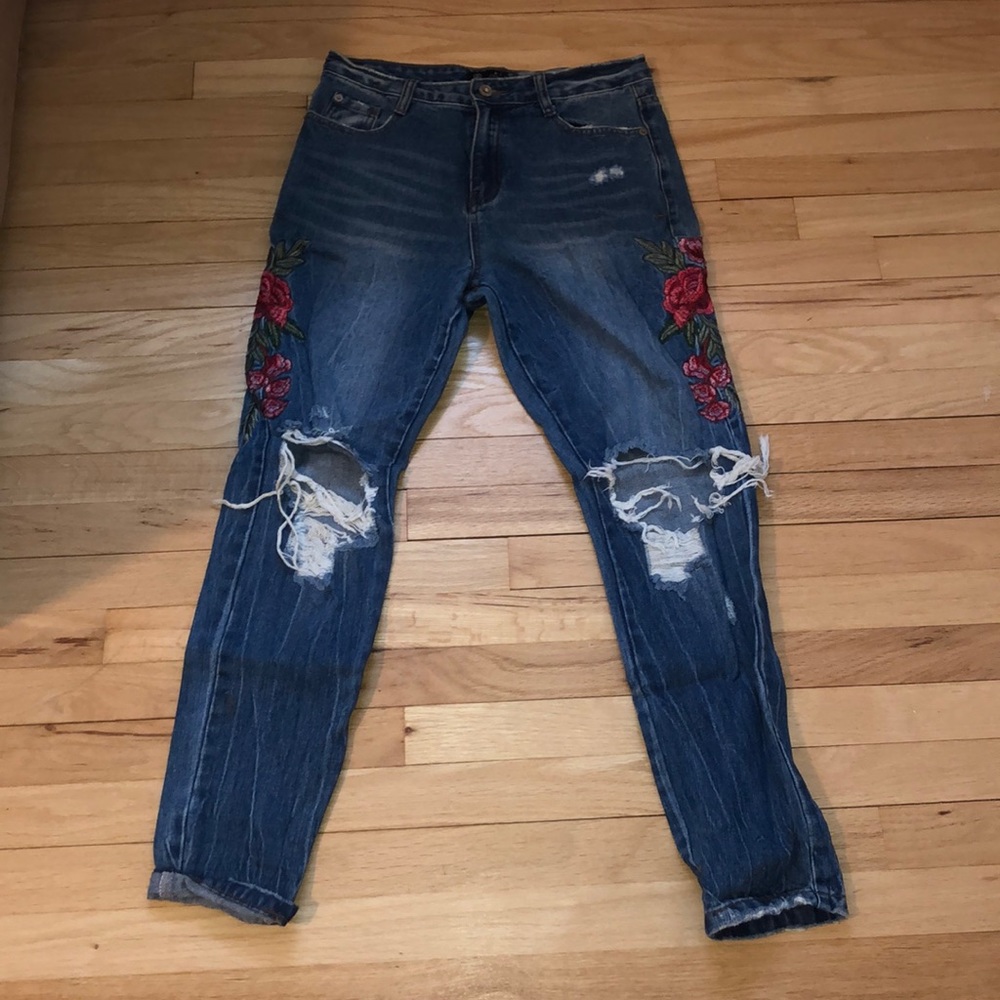 FLOWER PATCHED DISTRESSED BLUE JEANS